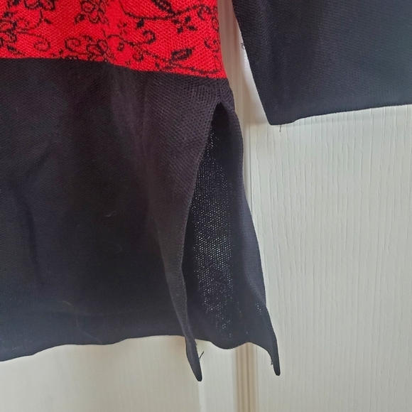 Exclusively Misook 1990s Open Front Red and Black Floral Knit Cardigan, Size XS - Picture 7 of 8